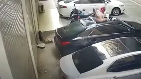 La mujer cay&oacute; sobre el coche mientras practicaba sexo en un balc&oacute;n