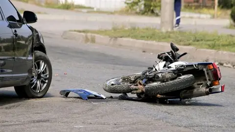 Un motorista ha muerto tras chocar contra un coche en San Fernando