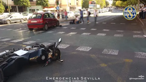 
<p>   SEVILLA, 29 (EUROPA PRESS)</p>
<p>   Un var&oacute;n de 52 a&ntilde;os ha sido evacuado en ambulancia al hospital Virgen Macarena por las lesiones sufridas en un accidente de tr&aacute;fico acontecido en la avenida de Luis Montoto de Sevilla capital.</p>
<p>   Seg&uacute;n informa la Polic&iacute;a Local y han precisado a Europa Press el servicio unificado de emergencias 112 de Andaluc&iacute;a, el accidente ha ocurrido poco antes de las 17,15 horas en la confluencia de la avenida de Luis Montoto con la calle Jos&eacute; Mar&iacute;a Moreno Galv&aacute;n, donde han colisionado una motocicleta y un turismo.</p>
<p>   Fruto de ello, el conductor de la moto, de 52 a&ntilde;os de edad, ha sido evacuado al hospital Macarena.</p>
      