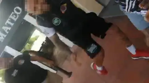 Pu&ntilde;etazos y patadas a las puertas de un restaurante en Jerez