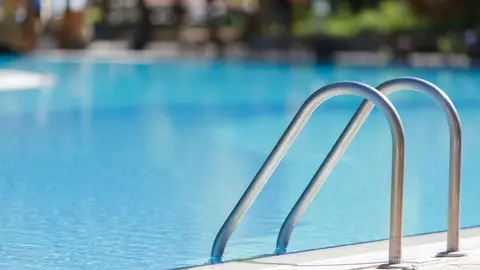 Un hombre ha sido encontrado muerto en una piscina de Roquetas de Mar