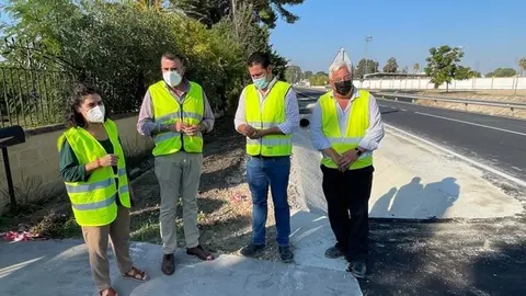 
<p>   JEREZ DE LA FRONTERA (C&Aacute;DIZ), 30 (EUROPA PRESS)</p>
<p>   La Diputaci&oacute;n Provincial de C&aacute;diz ha se&ntilde;alado que un mes y medo despu&eacute;s de comenzar los trabajos para ensanchar y reforzar el firme de la carretera CA-3105, que comunica el n&uacute;cleo jerezano de Guadalcac&iacute;n con la A-2005, esta intervenci&oacute;n, adjudicada a la empresa Canteras de Almargen SL, est&aacute; casi resuelta, tal como han comprobado el responsable del &aacute;rea de Cooperaci&oacute;n y Asistencia a Municipios de Diputaci&oacute;n, Javier Pizarro y la alcaldesa de Guadalcac&iacute;n, Nieves Mendoza. La v&iacute;a, a falta de algunos retoques finales, ya est&aacute; abierta el tr&aacute;fico.</p>
<p>   En una nota, Diputaci&oacute;n ha recordado que adjudic&oacute; estas mejoras viarias por un importe de 107.171 euros. En concreto se ha ensanchando un tramo de 350 metros --entre los puntos kilom&eacute;tricos 1,350 y la glorieta--, adem&aacute;s de reforzar el firme, con una nueva capa de asfalto, entre los puntos 0,950 y el 1,350.</p>
<p>   La actuaci&oacute;n incluye tambi&eacute;n la provisi&oacute;n de se&ntilde;alizaci&oacute;n vertical, marcas viales y capta-faros, as&iacute; como la instalaci&oacute;n de barreras de seguridad y elementos de balizamiento.</p>
<p>   Javier Pizarro y Nieves Mendoza han valorado los resultados de esta obra y las nuevas prestaciones de una v&iacute;a esencial para las comunicaciones de Guadalcac&iacute;n. Esta intervenci&oacute;n se regula en un convenio de asistencia econ&oacute;mica suscrito por la presidenta de Diputaci&oacute;n, Irene Garc&iacute;a y la alcaldesa de Guadalcac&iacute;n, Nieves Mendoza.</p>
<p>   Diputaci&oacute;n ha recordado que al margen de esta obra, la Instituci&oacute;n Provincial ha dise&ntilde;ado un Plan de Carreteras para los ejercicios 2021 y 2022 que sit&uacute;a el t&eacute;rmino de Jerez como uno de sus principales destinos inversores. El citado programa dispone de un presupuesto de 4,9 millones de euros, casi una cuarta parte de este fondo --algo m&aacute;s de 1,2 millones-- se distribuye en actuaciones de seguridad vial, fortalecimiento del firme y reparaciones viarias localizadas en Jerez.</p>
      