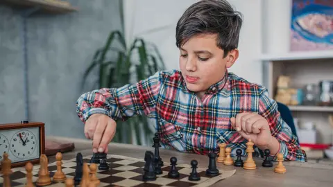Un ni&ntilde;o jugando al ajedrez