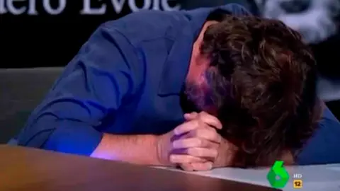 Jordi &Eacute;vole sufre un ataque de cataplexia en directo en 'El Intermedio'