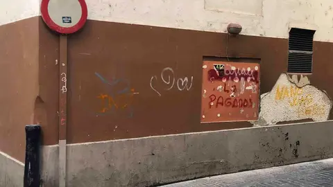 Pintadas en una fachada en C&aacute;diz denunciada por 'C&aacute;diz Abandonada'
