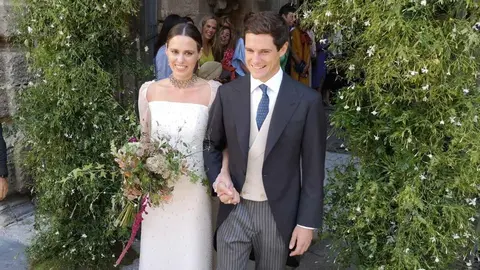 Claudia sale de la mano de su ya marido Jos&eacute; Entrecanales | El MIRA