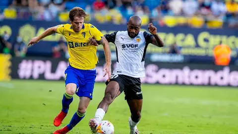 &Aacute;lex Fern&aacute;ndez y Foulquier pugnan por el esf&eacute;rico