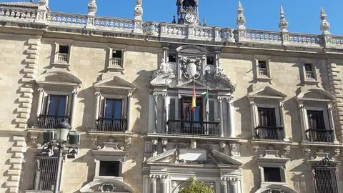 
<p>   GRANADA, 3 (EUROPA PRESS)</p>
<p>   La Fiscal&iacute;a ha pedido cinco a&ntilde;os de prisi&oacute;n y una multa de 3.300 euros para la empleada de una franquicia de una agencia de viajes, sin antecedentes penales, radicada en Hu&eacute;tor T&aacute;jar, en el Poniente de Granada, que habr&iacute;a creado un mecanismo para quedarse con hasta 60.951 euros.</p>
<p>   En su escrito de conclusiones provisionales, al que ha tenido acceso Europa Press, la Fiscal&iacute;a la considera autora de un supuesto delito de apropiaci&oacute;n indebida, en tanto que, "plenamente conocedora del funcionamiento de contrataci&oacute;n por parte de los clientes", y "con &aacute;nimo de hacer suyas numerosas de las sumas dinerarias que le eran entregadas" cre&oacute; dicho mecanismo.</p>
<p>   Con &eacute;l, supuestamente "pudo distraer parte del dinero sin que ello" fuera "detectado no ya por la propiedad sino tambi&eacute;n por el programa inform&aacute;tico al que, de manera regular, ten&iacute;a acceso" la agencia "con el fin de cotejar y comprobar el estado de las reservas y pagos a proveedores".</p>
<p>   Para ingresar en efectivo el dinero que "diariamente se guardaba en la caja", habr&iacute;a optado tambi&eacute;n por "cobrar dep&oacute;sitos a los clientes para reservas futuras" que "no contabilizaba en el sistema contable" de la empresa. Tampoco habr&iacute;a guardado copia de las facturas.</p>
<p>   Supuestamente opt&oacute; tambi&eacute;n por "no llevar a efecto contrato de viajes combinados en las reservas que as&iacute; lo requer&iacute;an, contratar en nombre de la empresa" otros "a precio inferior del de venta al p&uacute;blico o del ofertado por el mayorista" y "alterar las fechas de los servicios para cuadrar y contabilizarlos en el programa inform&aacute;tico".</p>
<p>   Habr&iacute;a abierto "la gran mayor&iacute;a" de dichos expedientes "a su propio nombre pese a no ser la titular de estos" para contribuir a impedir "el control de los servicios contratados".</p>
<p>   Sea como sea, supuestamente urdi&oacute; un plan en que, a veces con ingresos en su propia cuenta, cuando un cliente contrataba un servicio, "aplicaba parte del mismo o el todo, no a cerrar ese expediente del nuevo contratante, sino a uno anterior ajeno a esa transacci&oacute;n y cuyo dinero se hab&iacute;a apropiado".</p>
<p>   Todo ello habr&iacute;a supuesto un perjuicio de 60.951 euros al titular de la franquicia, que recibi&oacute; posteriormente 18.000 euros de la madre de la ahora acusada. Est&aacute; previsto que los hechos se enjuicien en la Secci&oacute;n Primera de la Audiencia Provincial de Granada el pr&oacute;ximo 7 de octubre.</p>
      