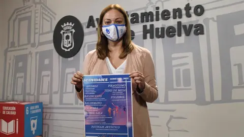 
<p>   HUELVA, 4 (EUROPA PRESS)</p>
<p>   La concejal de Participaci&oacute;n Ciudadana y Deportes del Ayuntamiento de Huelva, Mar&iacute;a Teresa Flores, ha presentado este lunes el nuevo curso de las Escuelas Deportivas Municipales, que arranca esta semana en las diferentes instalaciones deportivas de las barriadas de la capital. Un nuevo curso que, seg&uacute;n ha destacado la edil, viene marcado por "el crecimiento de las modalidades deportivas, del n&uacute;mero total de escuelas y de la oferta total de plazas que alcanza esta edici&oacute;n las 600".</p>
<p>   As&iacute;, Flores ha explicado que se pasa de 24 escuelas a 30; de seis a nueve disciplinas deportivas; y de 350 plazas a 600, "lo que supone por tanto un salto muy importante en cantidad y en calidad de un programa deportivo con un componente educativo, social e integrador muy importante", seg&uacute;n ha indicado el Consistorio en una nota de prensa.</p>
<p>   La concejal ha incidido en que "se trata de una actividad municipal que consider&aacute;bamos un pilar del deporte base de la ciudad, una iniciativa que retomamos el pasado a&ntilde;o, tras el par&oacute;n sufrido por la pandemia, y que este a&ntilde;o ponemos nuevamente en marcha con mucha ilusi&oacute;n, continuando con medias de protecci&oacute;n y con nuevos retos".</p>
<p>   Asimismo, ha recordado que en 2017 se recuperaron estas escuelas "que se hab&iacute;an abandonado", y se propusieron adem&aacute;s "renovar y ampliar una actividad municipal que consider&aacute;bamos un pilar del deporte base de la ciudad".</p>
<p>   El programa, dirigido a menores con edades comprendidas entre los 6 y los 17 a&ntilde;os, ofertan en esta edici&oacute;n las disciplinas de ajedrez, f&uacute;tbol sala, pirag&uuml;ismo, tenis de mesa, baloncesto y voleibol, a la que este a&ntilde;o se suman balonmano, patinaje art&iacute;stico y escalada, con objeto de responder a las demandas recibidas.</p>
<p>   Las diferentes escuelas, que tendr&aacute;n un m&aacute;ximo de 20 participantes, se llevar&aacute;n a cabo en las pistas deportivas de El Ancla, Jardines de Santa Marta, La Morana, Santa Ana, Nuevo Molino, Las Colonias, pista deportiva Los Rosales, La Hispanidad, la Fundaci&oacute;n Valdocco de El Torrej&oacute;n, el Real Club Mar&iacute;timo de Huelva, pistas Costa de la Luz y Federico Mayo, estas dos &uacute;ltimos espacios nuevos en esta edici&oacute;n.</p>
<p>   Las disciplinas se impartir&aacute;n en los niveles de iniciaci&oacute;n y especializaci&oacute;n, pero tambi&eacute;n desde un objetivo "meramente recreativo", con el fin de fomentar una mayor participaci&oacute;n infantil y juvenil. As&iacute;, la concejal de Participaci&oacute;n Ciudadana y Deportes, ha manifestado que "a trav&eacute;s de este programa trabajamos para fomentar la afici&oacute;n y la pr&aacute;ctica deportiva, pero tambi&eacute;n los h&aacute;bitos saludables, la convivencia y el encuentro entre menores de diferentes barriadas".</p>
<p>   "Por ello la metodolog&iacute;a se sustenta en el juego como veh&iacute;culo de aprendizaje; el trabajo tanto individual, como en equipo, para favorecer la autonom&iacute;a y la integraci&oacute;n; la estimulaci&oacute;n de la creatividad; el fomento de la participaci&oacute;n; la motivaci&oacute;n y la socializaci&oacute;n", ha a&ntilde;adido.</p>
<p>   La presentaci&oacute;n oficial tendr&aacute; lugar el pr&oacute;ximo 23 de octubre. No obstante, de esta misma semana ya van a ir empezando a conformarse los diferentes grupos. Los menores interesados podr&aacute;n solicitar la inscripci&oacute;n, completamente gratuita, en el tel&eacute;fono 660932882 y en el email direcciontecnica@innovaser360.es</p>
<p>   Por &uacute;ltimo, la concejal ha agradecido "el esfuerzo de los monitores y tambi&eacute;n de los participantes y sus familias durante el pasado curso; sobre todo poner de manifiesto la implicaci&oacute;n de todos para que, a pesar de las circunstancias, se pudieran desarrollar estas escuelas". </p>
      
