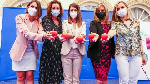 
<p>   ALMER&Iacute;A, 4 (EUROPA PRESS)</p>
<p>   La Diputaci&oacute;n de Almer&iacute;a ha acogido el inicio de los actos de la Semana de la ONCE que se celebrar&aacute; hasta el domingo con un completo programa de actividades en la provincia para que los ciudadanos experimenten "en primera persona" c&oacute;mo es la vida de las personas ciegas y los obst&aacute;culos que tienen que vencer en su d&iacute;a a d&iacute;a</p>
<p>   En la puesta de largo de 'ConONCEnos' y de la exposici&oacute;n 'CONONCE La pintura es Libertad' de &Aacute;ngeles Lozano han participado la vicepresidenta, &Aacute;ngeles Mart&iacute;nez, la teniente de alcalde de la capital Mar&iacute;a V&aacute;zquez; la delegada del Gobierno de la Junta, Maribel S&aacute;nchez; la consejera territorial de la ONCE Andaluc&iacute;a, Gemma Pozo, as&iacute; como la directora de ONCE Almer&iacute;a, Mar&iacute;a Jes&uacute;s Segovia.</p>
<p>   &Aacute;ngeles Mart&iacute;nez ha asegurado que es un orgullo ser sede del inicio de la Semana de la ONCE y tambi&eacute;n de dos de sus actividades pensadas para acercar el d&iacute;a a d&iacute;a de las personas con discapacidad visual.</p>
<p>   "Nos sentimos tremendamente orgullosos de la labor que realiza la ONCE en Espa&ntilde;a y en nuestra tierra. Un papel social muy importante que permite igualar oportunidades y favorecer la inclusi&oacute;n plena de los almerienses. Desde Diputaci&oacute;n siempre caminaremos a vuestro lado", ha dicho.</p>
<p>   Del mismo modo, la vicepresidenta ha revelado que ma&ntilde;ana se realizar&aacute; una de las actividades con las que se pretende llegar a los trabajadores sociales que desarrollan su labor en toda la provincia. Se trata de 'Nuestro Bienestar Social', un acto fundamental para intercambiar experiencias y capilarizar el objetivo de esta iniciativa.</p>
<p>   Adem&aacute;s, &Aacute;ngeles Mart&iacute;nez ha puesto en valor la extraordinaria capacidad de la pintora &Aacute;ngeles Lozano para realizar una exposici&oacute;n multisensorial que es un ejemplo de que "no hay barreras infranqueables".</p>
<p>   Por su parte, la primera teniente de alcalde del Ayuntamiento de Almer&iacute;a, ha agradecido a la ONCE "el papel que viene desempe&ntilde;ando en Almer&iacute;a a la hora de concienciar a la sociedad de que inclusi&oacute;n y la normalizaci&oacute;n de las personas con capacidades diferentes es deber y responsabilidad de todos".</p>
<p>   Asimismo, V&aacute;zquez ha felicitado a &Aacute;ngeles Lozano, afiliada de la ONCE y autora de la exposici&oacute;n de pintura que acoge estos d&iacute;as el Patio de Luces de la Diputaci&oacute;n, en el marco de la Semana de la ONCE en Andaluc&iacute;a, "su sensibilidad y talento", pero sobre todo, "por demostrar que donde no llega la vista, llega siempre el coraz&oacute;n".</p>
<p>   Por &uacute;ltimo, la concejala de Presidencia ha expresado "el orgullo que sentimos todos los almerienses por los logros de la ONCE", a cuyos representantes les ha trasladado el apoyo del Ayuntamiento para trabajar "siempre de la mano para ser cada d&iacute;a m&aacute;s inclusivos y responsables".</p>
<p>   La delegada de la Junta de Andaluc&iacute;a en Almer&iacute;a ha asegurado que con este acto "da comienzo una semana muy especial, con una programaci&oacute;n que persigue llegar a todos los colectivos a los que la ONCE quiere trasladar la gran labor que realizan en su d&iacute;a a d&iacute;a y tambi&eacute;n implicar a la sociedad para conocer su realidad". S&aacute;nchez Torregrosa ha explicado que el Museo de Almer&iacute;a y la sede de la Junta de Andaluc&iacute;a tambi&eacute;n forman parte de los espacios donde la ONCE desarrollar&aacute; su programaci&oacute;n en Almer&iacute;a.</p>
<p>   Para finalizar ha manifestado que por parte del Gobierno andaluz" queremos animaros a seguir trabajando con la misma ilusi&oacute;n e &iacute;mpetu que os caracterizan, una se&ntilde;a de identidad de esta organizaci&oacute;n a la que tendemos nuestra mano para que cont&eacute;is con nosotros en cada uno de los proyectos que nos necesit&eacute;is".</p>
<p>   Gema Pozo ha asegurado que 'ConONCEnos' est&aacute; en marcha en toda Andaluc&iacute;a, Ceuta y Melilla con actividades en todos los centros. "Vamos a tocar todos los &aacute;mbitos, es una acci&oacute;n transversal para abarcar el Deporte, la Sanidad, la Cultura y la Sociedad en general con el objetivo de dar a conocer la ONCE", ha explicado.</p>
<p>   La consejera territorial ha revelado que el lema es el resultado de un concurso de ideas para poder "bautizar" esta gran semana de acci&oacute;n en torno a la concienciaci&oacute;n e inclusi&oacute;n cuyas actividades ha desgranado una a una.</p>
<p>   Por su parte, Mar&iacute;a Jes&uacute;s Segovia se ha mostrado "ilusionada" de volver a la presencialidad y volver a celebrar la Semana de la ONCE. Asimismo, ha asegurado que la labor social de la ONCE se ha acrecentado durante la pandemia.</p>
<p>   "Hemos estado m&aacute;s cerca de la ONCE y de los almerienses que nunca. Vendedores mantuvieron su relaci&oacute;n con clientes, quienes se preocuparon, incluso llamando, por nuestros vendedores de ONCE", ha apuntado.</p>
<p>   Al t&eacute;rmino del acto, la autora de la exposici&oacute;n ha realizado un recorrido junto a las autoridades para mostrar una muestra multisensorial que cuenta con audiodescripci&oacute;n de cada obra.</p>
      