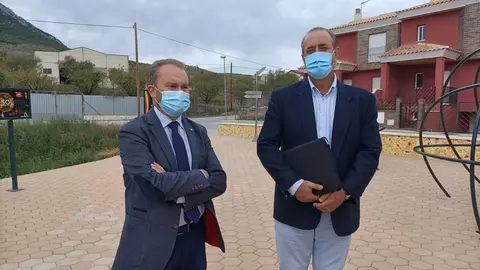 
<p>   PUEBLA DE DON FADRIQUE (GRANADA), 4 (EUROPA PRESS)</p>
<p>   El delegado territorial de Regeneraci&oacute;n, Justicia y Administraci&oacute;n Local de la Junta en Granada, Enrique Barchino, ha visitado este lunes Puebla de Don Fadrique), donde ha podido ver con el alcalde, Mariano Garc&iacute;a, algunas de las calles que se vieron afectadas por la nevada del temporal Filomena y cuyo pavimento ha sido reparado gracias a una subvenci&oacute;n de 36.921 euros de la Consejer&iacute;a del ramo.</p>
<p>   Barchino ha recordado que ya en 2019, la Junta ayud&oacute; al Ayuntamiento a arreglar los efectos de las inundaciones causadas en el municipio por la DANA, con una subvenci&oacute;n de 17.795 euros. En este sentido, ha puesto en valor el apoyo de la Consejer&iacute;a a las entidades locales, en especial a los m&aacute;s peque&ntilde;os y con menos recursos, "all&iacute; donde lo necesitan" en el marco del compromiso de la Consejer&iacute;a con el municipalismo.</p>
<p>   As&iacute;, tambi&eacute;n frente al covid, el Gobierno andaluz ha estado junto a los municipios, con un fondo extraordinario de 10 millones de euros para todas las localidades de hasta 5.000 habitantes destinado a sufragar los gastos extraordinarios de limpieza y desinfecci&oacute;n, compra de equipos de protecci&oacute;n y material higi&eacute;nico-sanitario. En concreto, Puebla de Don Fadrique recibi&oacute; 22.830 euros de estas ayudas que adem&aacute;s llegaron al principio de la pandemia y en una media de 26 d&iacute;as desde su publicaci&oacute;n en el BOJA.</p>
<p>   El alcalde ha agradecido al delegado y a la Consejer&iacute;a este tipo de aportaciones que "vienen a contribuir a paliar el esfuerzo econ&oacute;mico que tuvo que hacer el Ayuntamiento" tras el temporal Filomena, que provoc&oacute; "da&ntilde;os muy importantes porque se vieron afectados much&iacute;simos viales por el dep&oacute;sito de sal que tuvimos que echar y al pasar las quitanieves". Ha admitido que "son gastos para nosotros muy importantes ya que somos un municipio peque&ntilde;o con un presupuesto muy limitado".</p>
<p>PARQUE ASTROTUR&Iacute;STICO </p>
<p>   Durante su visita, Barchino ha podido conocer tambi&eacute;n el parque astrotur&iacute;stico que ha dise&ntilde;ado el Consistorio gracias al Programa de Fomento de Empleo Agrario (PFEA), cofinanciado por la Junta con el SEPE y las Diputaciones provinciales. En concreto, en el &uacute;ltimo a&ntilde;o, la Consejer&iacute;a dirigida por Juan Mar&iacute;n ha destinado 53.456,63 euros a los proyectos del PFEA en Puebla de Don Fadrique como este parque astrotur&iacute;stico que el delegado ha alabado por su "belleza y originalidad".</p>
<p>   El alcalde ha explicado que el municipio cuenta con "uno de los cielos m&aacute;s limpios de Europa" por lo que el objetivo de este parque es astrotur&iacute;stico es "seguir potenciando este recurso tan importante para nuestro municipio".</p>
<p>   El responsable territorial de Administraci&oacute;n Local ha puesto en valor la pol&iacute;tica municipalista de este Gobierno, basada en recorrer el territorio para conocer las necesidades de cada municipio por boca de sus alcaldes, que son los que mejor saben los problemas de los vecinos. Una de las apuesta de la Consejer&iacute;a liderada por Juan Mar&iacute;n es contribuir a la digitalizaci&oacute;n de las entidades locales.</p>
<p>   Para ello, se ha dise&ntilde;ado una herramienta, llamada Cep@l, que antes de final de a&ntilde;o estar&aacute; disponible de manera gratuita para todos los ayuntamientos que lo soliciten que les permitir&aacute; realizar m&aacute;s de 600 tr&aacute;mites administrativos de manera telem&aacute;tica. Ser&aacute; una ventaja tanto para los propios ayuntamientos, al agilizar los procedimientos, como para los vecinos, que podr&aacute;n realizar m&uacute;ltiples tr&aacute;mites desde casa, como solicitar un permiso de obras y una licencia de actividad o concurrir a licitaciones p&uacute;blicas.</p>
      