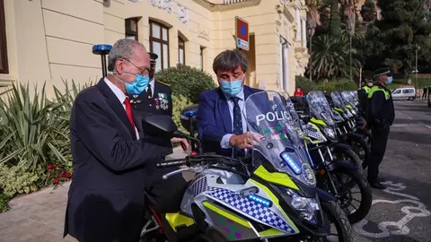 
<p>   M&Aacute;LAGA, 4 (EUROPA PRESS)</p>
<p>   La Polic&iacute;a Local de M&aacute;laga ha presentado este lunes, coincidiendo con la celebraci&oacute;n de su patr&oacute;n, 32 nuevas motocicletas en un acto presidido por el alcalde de M&aacute;laga, Francisco de la Torre, y que tambi&eacute;n ha contado con la presencia del Concejal de Seguridad, Avelino Barrionuevo, y el superintendente jefe de este cuerpo policial de la capital, Jos&eacute; Fernando Cerezo.</p>
<p>   En concreto, se trata de 32 unidades de la marca Honda y modelo CB500XA, de 550 cent&iacute;metros c&uacute;bicos, que cuentan con equipamiento y aptitudes para circulaci&oacute;n mixta por carriles en buen estado, pistas de tierra compactada o asfalto.</p>
<p>   Con esta partida, ya son 77 las motocicletas policiales que se han renovado en los dos &uacute;ltimos a&ntilde;os, a lo que se suman otros 33 veh&iacute;culos h&iacute;bridos de cuatro ruedas. A ello se suma la intenci&oacute;n del &Aacute;rea de Seguridad de contratar pr&oacute;ximamente un total de diez bicicletas el&eacute;ctricas para prestar servicio en carriles bicis, zonaspeatonales y otras de dif&iacute;cil acceso.</p>
<p>   La inversi&oacute;n por parte del Ayuntamiento de M&aacute;laga para la adquisici&oacute;n de estos veh&iacute;culos adaptados a las necesidades policiales ha sido de 281.929,60 euros, IVA incluido, siendo el precio por unidad de 8.810,30 euros. La empresa adjudicataria ha sido la malague&ntilde;a Lopera S.L., mientras que la empresa transformadora ha sido Granada Comunicaciones.</p>
<p>INNOVACIONES T&Eacute;CNICAS</p>
<p>   El equipamiento de las nuevas motocicletas cuenta con innovaciones t&eacute;cnicas como sistemas de emergencias ac&uacute;sticos y luminosos tipo led de alta intensidad, rotulaci&oacute;n con nueva imagen corporativa, suplemento en patilla lateral y extensible en la base del caballete para aumentar la superficie de apoyo, sistema de conexi&oacute;n r&aacute;pida o doble toma de USB.</p>
<p>   Asimismo, cuentan con un dispositivo de desconexi&oacute;n autom&aacute;tica de todo el sistema el&eacute;ctrico de la motocicleta con un temporizador programable desde 30 minutos a 24 horas, sistema que cuenta con unos led de aviso en el cuadro. Por otra parte, est&aacute;n equipadas con soportes para cascos y defensas policiales, pinza toma-notas fijada al dep&oacute;sito, y defensa de motor lateral para protegerlo en caso de ca&iacute;da, entre otros.</p>
      