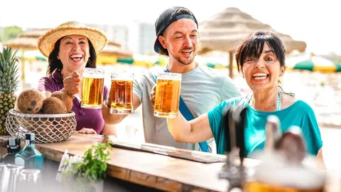 Personas bebiendo cerveza en un bar