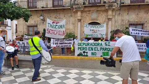 
<p>   LORA DEL R&Iacute;O (SEVILLA), 4 (EUROPA PRESS)</p>
<p>   La poblaci&oacute;n de Setefilla, perteneciente a Lora del R&iacute;o (Sevilla), est&aacute; siendo estos d&iacute;as escenario de movilizaciones vecinales contra la construcci&oacute;n de una depuradora de aguas residuales, un proyecto que seg&uacute;n los vecinos detractores del mismo afecta a un parque infantil y a las familias que habitan unas viviendas ubicadas a unos "escasos 70 metros" de donde han comenzado las obras.</p>
<p>   Seg&uacute;n el presidente de la asociaci&oacute;n vecinal Ermita, Javier Prieto Romero, el proyecto, promovido por el Ayuntamiento de Lora, comenz&oacute; all&aacute; por 2009 y la elecci&oacute;n del mencionado enclave para la nueva estaci&oacute;n depuradora de aguas fecales ya motiv&oacute; entonces las "quejas" de los residentes de la zona, ante lo cual habr&iacute;a sido propuesta una nueva ubicaci&oacute;n "a 2.000 metros de las viviendas y en terrenos no urbanizados", si bien la modificaci&oacute;n del proyecto no habr&iacute;a llegado a prosperar a cuenta de la anterior crisis econ&oacute;mica, seg&uacute;n Prieto Romero.</p>
<p>   El proyecto habr&iacute;a sido recientemente rescatado por el Ayuntamiento, actualmente gobernado por el popular Antonio Enamorado, con la ubicaci&oacute;n original del mismo, comenzando este mes las primeras obras, "para atender una nueva urbanizaci&oacute;n que se est&aacute; construyendo en Setefilla, pues sin esta infraestructura no se podr&aacute; obtener la licencia de primera ocupaci&oacute;n de las nuevas casas nuevas", seg&uacute;n la asociaci&oacute;n vecinal.</p>
<p>"PROBLEMAS DE OLORES"</p>
<p>   El presidente de la asociaci&oacute;n, en ese sentido, ha defendido que los residentes no rechazan la construcci&oacute;n de la depuradora, sino su instalaci&oacute;n "en el parque infantil del pueblo y junto a las casas", pues las familias temen "problemas de olores", exponiendo que la entidad ha interpuesto denuncias en la Fiscal&iacute;a y el Servicio de Protecci&oacute;n de la Naturaleza (Seprona) de la Guardia Civil.</p>
<p>   Ya este pasado domingo, as&iacute;, se celebraba una nutrida manifestaci&oacute;n con entre "250 y 300" personas, seg&uacute;n la asociaci&oacute;n, cuyo presidente ha denunciado que el alcalde popular "no ha cumplido su promesa" de localizar una nueva ubicaci&oacute;n para el proyecto, despu&eacute;s de m&aacute;s de seis a&ntilde;os al frente del Ayuntamiento. Adem&aacute;s, varios vecinos se han encadenado este lunes en el enclave, como medida de presi&oacute;n para impedir el avance de las obras.</p>
<p>EL AYUNTAMIENTO SE DEFIENDE</p>
<p>   El Ayuntamiento, de su lado, sostendr&iacute;a que no puede modificar la ubicaci&oacute;n escogida para el proyecto, al estar ya el mismo aprobado y contando con una financiaci&oacute;n espec&iacute;ficamente ligada al lugar elegido para la actuaci&oacute;n, agregando que alterar la iniciativa elevar&iacute;a unos 400.000 euros el coste de la misma. Adem&aacute;s, el Consistorio alega que cuenta con los informes t&eacute;cnicos favorables y que la instalaci&oacute;n prevista no repercutir&iacute;a en hedores.</p>
<p>   Igualmente, el Consistorio esgrimir&iacute;a que el Reglamento de actividades molestas, insalubres, nocivas y peligrosas invocado por los vecinos estar&iacute;a supuestamente desactualizado, mientras los vecinos recelan de la idea de que la depuradora no se traduzca finalmente en hedores y se&ntilde;alan el super&aacute;vit presupuestario del Ayuntamiento.</p>
      