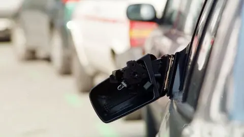 Un retrovisor de un coche destrozado