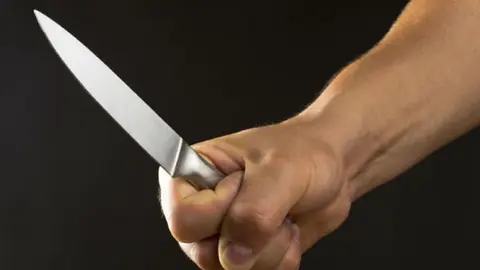 Un hombre ha amenazado a otro con un cuchillo