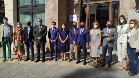 
<p>   ALMU&Ntilde;&Eacute;CAR (GRANADA), 6 (EUROPA PRESS)</p>
<p>   La Delegaci&oacute;n de Regeneraci&oacute;n, Justicia y Administraci&oacute;n Local de la Junta en Granada est&aacute; ultimando las obras de adaptaci&oacute;n de la nueva sede judicial de Almu&ntilde;&eacute;car, en la calle &Iacute;trabo, que va a permitir duplicar el espacio de la actual, ya que contar&aacute; con una superficie de m&aacute;s de 1.400 metros cuadrados, y que permitir&aacute; ubicar en un mismo inmueble los dos juzgados de Primera Instancia e Instrucci&oacute;n del partido judicial, y acabar as&iacute; con la dispersi&oacute;n de sedes.</p>
<p>   La inversi&oacute;n prevista para este proyecto supera los 870.000 euros entre alquiler, obras y dotaci&oacute;n de mobiliario. As&iacute; lo ha explicado este mi&eacute;rcoles en una visita a la obra el viceconsejero de Turismo, Regeneraci&oacute;n, Justicia y Administraci&oacute;n Local, Manuel Alejandro Cardenete, junto con el presidente del Tribunal Superior de Justicia de Andaluc&iacute;a (TSJA), Lorenzo del R&iacute;o, y la primera teniente de alcalde de Almu&ntilde;&eacute;car, Beatriz Gonz&aacute;lez.</p>
<p>   En la visita han estado acompa&ntilde;ados, entre otros, por la secretaria general para la Justicia, Mar&iacute;a Jos&eacute; Torres; el director general de Infraestructuras y Modernizaci&oacute;n Digital, Miguel &Aacute;ngel Reyes; el delegado territorial de Justicia de la Junta en Granada, Enrique Barchino, y el juez decano de Almu&ntilde;&eacute;car, N&eacute;stor Porto.</p>
<p>   De los 700 metros cuadrados con que los juzgados de Primera Instancia e Instrucci&oacute;n 1 y 2 cuentan en la actualidad, se pasar&aacute; a m&aacute;s de 1.400, incluyendo las oficinas de Registro Civil y servicios complementarios, lo que permitir&aacute; "duplicar el espacio" en una sola sede, ha detallado Cardenete, que ha explicado el doble objetivo de mejorar las instalaciones con un edificio "adecuado a las necesidades" de usuarios y agentes judiciales.</p>
<p>   El viceconsejero de Justicia ha indicado que el contar con m&aacute;s espacio facilitar&aacute; la puesta en marcha de "una sala para videoconferencias", ya que  "este tipo de sistemas viene para quedarse" tras la pandemia del coronavirus, una sala Gesell para toma de declaraciones de v&iacute;ctimas vulnerables, espacios para una adecuada atenci&oacute;n a la v&iacute;ctima de violencia de g&eacute;nero, y sala de espera "adecuada" en el Registro Civil, todo ello en el marco de una "puesta en valor de cerca de 800.000 euros", desglosado en 400.000 de alquiler para cuatro a&ntilde;os, 300.000 de adaptaci&oacute;n de edificio, y 100.000 en mobiliario nuevo.</p>
<p>   Cardenete, que ha estimado la apertura del nuevo edificio de juzgados de Almu&ntilde;&eacute;car "para finales de a&ntilde;o o principios de 2022", se ha congratulado de que la Junta facilite as&iacute; un espacio para "lo que tiene que ser el futuro de la Justicia", apoyada de forma esencial en el uso de las nuevas tecnolog&iacute;as y la digitalizaci&oacute;n.</p>
<p>   Por su parte, Lorenzo del R&iacute;o ha indicado a los medios que cuando se inaugure de forma oficial este edificio ser&aacute; un "d&iacute;a importante para Almu&ntilde;&eacute;car" y ha resaltado que le "preocupaba mucho" este asunto en tanto las dos sedes actuales "no procuraban" en cierto modo "una Justicia digna" al ciudadano, lo que se ha visto agravado con la pandemia.</p>
<p>   "La justicia es un servicio p&uacute;blico", ha detallado Del R&iacute;o, quien ha afirmado que "merece la pena que se felicite a la Consejer&iacute;a", en tanto que ha acometido un proyecto que lleva "muchos a&ntilde;os demandando desde el Tribunal Superior", y tambi&eacute;n el Ayuntamiento.</p>
      