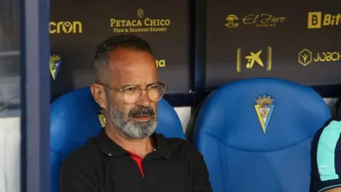 &Aacute;lvaro Cervera, pensativo en el banquillo del Nuevo Mirandilla