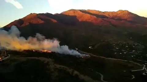 
<p>   M&Aacute;LAGA, 7 (EUROPA PRESS)</p>
<p>   El incendio forestal declarado en la tarde de este pasado mi&eacute;rcoles en el municipio malague&ntilde;o de Casares ha quedado controlado a las 10.00 horas de este jueves, seg&uacute;n han informado desde el Plan Infoca.</p>
<p>   El fuego, en los parajes Aced&iacute;as-Monte del Duque, ha afectado a una superficie de 3,1 hect&aacute;reas, seg&uacute;n la medici&oacute;n provisional realizada por los efectivos del dispositivo de extinci&oacute;n.</p>
<p>   En la ma&ntilde;ana de este jueves trabajan en la zona 16 bomberos forestales y un veh&iacute;culo pesado de extinci&oacute;n. No obstante, en la zona llegaron a intervenir hasta 81 bomberos, adem&aacute;s de otros efectivos y veh&iacute;culos, as&iacute; como dos helic&oacute;pteros.</p>
      