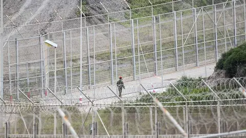 
<p>   CEUTA, 7 (EUROPA PRESS)</p>
<p>   Las Fuerzas de Seguridad de Marruecos han repelido durante la madrugada de este jueves un intento de entrada irregular en Ceuta en grupo protagonizado por unos 300 migrantes de origen subsahariano. El acercamiento al per&iacute;metro fronterizo que separa la ciudad aut&oacute;noma del Reino alauita se ha producido por el extremo norte del mismo, en el tramo que separa la barriada espa&ntilde;ola de Benz&uacute; del municipio de Beliones.</p>
<p>   Fuentes de la Comandancia de la Guardia Civil en Ceuta han explicado a Europa Press que sus sistemas de vigilancia detectaron alrededor de las 2.30 horas a un grupo de "alrededor de trescientos indocumentados de origen subsahariano" concentrados en los bosques que rodean Beliones.</p>
<p>   "Entre 150 y 200" de esas personas se desplazaron "a las 5.00 horas" de la madrugada hasta el caso urbano de la localidad marroqu&iacute;, donde fueron rechazados por los agentes del pa&iacute;s vecino sin que fuese necesaria la intervenci&oacute;n de las unidades de los GRS, la Compa&ntilde;&iacute;a Rural de la ciudad aut&oacute;noma y el Servicio Mar&iacute;timo de la Benem&eacute;rita desplegados junto al doble vallado y el espig&oacute;n mar&iacute;timo anexo.</p>
<p>   Desde el Instituto Armado atribuyen el intento a una concentraci&oacute;n "puntual" de indocumentados supuestamente procedentes de las grandes ciudades marroqu&iacute;es m&aacute;s pr&oacute;ximas como Tetu&aacute;n y T&aacute;nger en las que sobreviven, ya que hasta la fecha "no se ha detectado" la instalaci&oacute;n de campamentos en el entorno m&aacute;s cercano a Ceuta como los que exist&iacute;an hace a&ntilde;os con cientos de subsaharianos sobreviviendo en los bosques.</p>
      