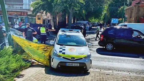 
<p>   GRANADA, 7 (EUROPA PRESS)</p>
<p>   El conductor del cami&oacute;n que el mi&eacute;rcoles por la ma&ntilde;ana atropell&oacute; en el paseo del Viol&oacute;n a una mujer de 52 a&ntilde;os, caus&aacute;ndole la muerte, ha confesado ante los agentes de la Polic&iacute;a Local que no puso el freno de mano cuando se baj&oacute; para recoger material en un taller cercano, por lo que el veh&iacute;culo se desplaz&oacute; hacia atr&aacute;s y la arroll&oacute;.</p>
<p>   El cami&oacute;n ha sido objeto de una primera revisi&oacute;n por parte de un equipo especializado de la Polic&iacute;a Local que ha verificado que el sistema del freno de mano funciona correctamente, aunque el veh&iacute;culo contin&uacute;a en el dep&oacute;sito a falta de que se le practique una inspecci&oacute;n ocular m&aacute;s exhaustiva cuyos resultados se incluir&aacute;n en el informe que se remitir&aacute; al Juzgado, seg&uacute;n han informado a Europa Press fuentes de este cuerpo policial.</p>
<p>   Tanto el conductor como el veh&iacute;culo tienen todos los documentos en regla, &eacute;l dio negativo en la prueba de alcoholemia y no se han encontrado infracciones de la normativa en la inspecci&oacute;n del tac&oacute;grafo. De estos y otros asuntos dar&aacute; cuenta al Juzgado la Polic&iacute;a Local, que ser&aacute; la encargada de realizar las diligencias de investigaci&oacute;n.</p>
<p>   El accidente, en el que tambi&eacute;n result&oacute; herido un hombre, se produjo sobre las 11,45 horas, cuando el cami&oacute;n, que estaba estacionado en el callej&oacute;n del &Aacute;ngel, arroll&oacute; a esta peatona en un paso de cebra, cerca de la rotonda que hay antes del Palacio de Congresos.</p>
<p>    Los efectivos de Polic&iacute;a Local practicaron los ejercicios de reanimaci&oacute;n cardiopulmonar a la v&iacute;ctima a su llegada sin &eacute;xito, pues la mujer perdi&oacute; la vida a causa del accidente, de modo que el conductor podr&iacute;a ser investigado por un delito de homicidio imprudente, seg&uacute;n precisan las fuentes.</p>
      