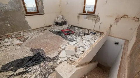 
<p>   C&Aacute;DIZ, 7 (EUROPA PRESS)</p>
<p>   El Ayuntamiento de C&aacute;diz, a trav&eacute;s del Instituto de Fomento, Empleo y Formaci&oacute;n (IFEF), ha iniciado esta semana las obras de conservaci&oacute;n, mantenimiento y adecuaci&oacute;n del Torre&oacute;n y del paseo superior de las Puertas de Tierra, que se convertir&aacute; en un centro de interpretaci&oacute;n de la arquitectura defensiva de la ciudad, poniendo as&iacute; en valor este espacio y el sistema defensivo de C&aacute;diz, a la vez que se ampliar&aacute; la oferta tur&iacute;stica y cultural de la ciudad.</p>
<p>   Seg&uacute;n ha indicado el Ayuntamiento en una nota, esta actuaci&oacute;n, que se enmarca dentro del proyecto de recuperaci&oacute;n y valorizaci&oacute;n del patrimonio mar&iacute;timo, militar e industrial del litoral del espacio atl&aacute;ntico, la est&aacute; realizando la empresa Se&ntilde;alizaciones Jica Andaluc&iacute;a S.L., y es cofinanciada en un 75% por la Uni&oacute;n Europea a trav&eacute;s del fondo europeo de desarrollo regional (Feder) dentro del marco de la iniciativa Interreg-Aatl&aacute;ntico, enmarcado en el objetivo de Cooperaci&oacute;n Territorial Europea Transnacionales e Interregionales, programaci&oacute;n 2014-2020.</p>
<p>   El Ayuntamiento ha recordado que este proyecto tambi&eacute;n incluye la producci&oacute;n audiovisual de experiencia inmersiva, videomapping 3D, que se proyectar&aacute; en el espacio interior de la sala superior del Torre&oacute;n, as&iacute; como el suministro del equipamiento requerido por la misma para puesta en valor del Torre&oacute;n de las Puertas de Tierra y los glacis del Frente de Tierra.</p>
<p>   El concejal de Fomento y Empleo, Carlos Paradas, ha explicado que con este proyecto "se va a poner en valor la visita al Torre&oacute;n de las Puertas de Tierra, mediante una experiencia de realidad inmersiva en la que se profundizar&aacute; en la historia de la arquitectura defensiva, de los glacis, de las torres y de las ciudades amuralladas en zonas costeras". As&iacute;, "vamos a recuperar un espacio hist&oacute;rico y cultural para la ciudadan&iacute;a", ha a&ntilde;adido.</p>
<p>   No obstante, al no ser el Torre&oacute;n un espacio accesible para las personas con movilidad reducida, est&aacute; previsto replicar el contenido en otro formato en la sala de la planta baja de las Puertas de Tierra. "De esta forma estamos construyendo un producto cultural para todos y todas", ha destacado el edil.</p>
<p>   La producci&oacute;n audiovisual dise&ntilde;ada para todos los p&uacute;blicos tendr&aacute; car&aacute;cter l&uacute;dico, pero tambi&eacute;n educativo, did&aacute;ctico y cultural. Sin perder en ning&uacute;n momento el rigor hist&oacute;rico de los acontecimientos, acercar&aacute; el patrimonio militar y defensivo de la ciudad a la ciudadan&iacute;a y visitantes, haci&eacute;ndole disfrutar y pasar un rato agradable acerc&aacute;ndole a los contenidos hist&oacute;ricos de una manera did&aacute;ctica pero a la vez divertida. Dicho contenido se ofrecer&aacute; en espa&ntilde;ol e ingl&eacute;s.</p>
<p>   "Adem&aacute;s de ampliar la oferta tur&iacute;stica con esta iniciativa, tambi&eacute;n se va a potenciar la oferta educativa y did&aacute;ctica de la ciudad, pensando tanto en grupos escolares y no especializados, como en investigadores con un mayor grado de profesionalizaci&oacute;n", ha concluido Paradas.</p>
      