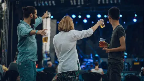 J&oacute;venes con cerveza en un concierto