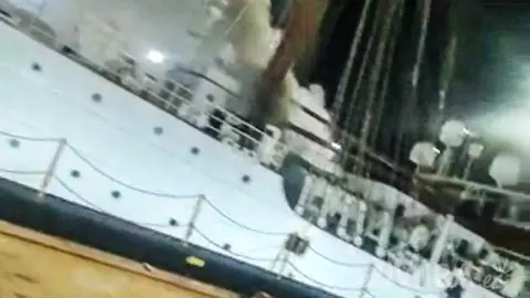 En llamas el buque Juan Sebasti&aacute;n de Elcano en San Fernando