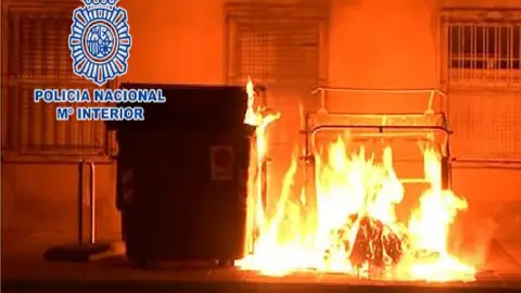 
<p>   ALMER&Iacute;A, 8 (EUROPA PRESS)</p>
<p>   Agentes de la Polic&iacute;a Nacional en Almer&iacute;a han detenido a un hombre que presuntamente prendi&oacute; fuego de manera intencionada a un contenedor de basura, lo que origin&oacute; un incendio que se extendi&oacute; con llamas que alcanzaron la altura de un cuarto piso.</p>
<p>   Los hechos se registraron en la madrugada del mi&eacute;rcoles en la calle Calzada de Castro de la capital y fue la llamada de un testigo a la central CIMACC 091 la que alert&oacute; a la Polic&iacute;a Nacional del incendio de varios contenedores en dicha calle.</p>
<p>   Los agentes se personaron r&aacute;pidamente en el lugar observando que un contenedor de aseo urbano estaba ardiendo, con llamas de hasta seis metros de altura, propag&aacute;ndose a uno de los contenedores aleda&ntilde;os.</p>
<p>   Las patrullas intentaron sofocar el fuego con los extintores que portaban los veh&iacute;culos policiales si bien finalmente fue necesaria la presencia de bomberos para poder extinguir plenamente el fuego que calcin&oacute; completamente dos contenedores, y afect&oacute; al muro de un colegio, al cableado que pasaba sobre los contenedores, y a un &aacute;rbol.</p>
<p>   Unos metros m&aacute;s abajo, y gracias a la colaboraci&oacute;n ciudadana, la Polic&iacute;a Nacional localiz&oacute; en el puente de Avenida del Mediterr&aacute;neo al autor de los hechos, un var&oacute;n de 34 a&ntilde;os de edad, quien iba acompa&ntilde;ado de su mujer y sus tres hijos menores de edad.</p>
<p>   Durante el cacheo de seguridad al que fue sometido el arrestado, los agentes le intervinieron el encededor con el que hab&iacute;a originado el fuego. El hombre ha sido puesto a disposici&oacute;n del Juzgado de Instrucci&oacute;n 5 de Almer&iacute;a como presunto autor de un delito de da&ntilde;os.</p>
      