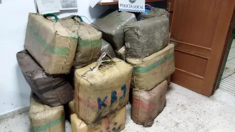 
<p>   PUNTA UMBR&Iacute;A (HUELVA), 8 (EUROPA PRESS)</p>
<p>   Agentes de la Polic&iacute;a Local de Punta Umbr&iacute;a (Huelva), en colaboraci&oacute;n con la Guardia Civil, han abortado en la noche de este jueves la descarga de un alijo de hach&iacute;s en el paseo Almirante P&eacute;rez de Guzm&aacute;n de la localidad puntaumbrie&ntilde;a. En el operativo, los agentes, junto con el Instituto Armado, han intervenido 32 fardos de hach&iacute;s y detenido a cuatro personas en una operaci&oacute;n conjunta, que sigue abierta y bajo investigaci&oacute;n.</p>
<p>   La actuaci&oacute;n de la Polic&iacute;a Local puntaumbrie&ntilde;a comenz&oacute; cuando una patrulla, que realizaba labores de vigilancia por la r&iacute;a de Punta Umbr&iacute;a, detect&oacute; a varias personas vestidas de negro y encapuchadas que descargaban la mercanc&iacute;a desde una embarcaci&oacute;n a una furgoneta en el paseo Almirante P&eacute;rez de Guzm&aacute;n, a la altura de la plaza de la Pe&ntilde;a, seg&uacute;n ha informado el Consistorio en una nota de prensa.</p>
<p>   Los agentes avisaron a la Guardia Civil y comenzaron el dispositivo en el que se paraliz&oacute; la descarga de hach&iacute;s y tras el que "se detuvo a cuatro de los encapuchados que llevaban la droga a tierra".</p>
<p>   Del mismo modo, los agentes de la Benem&eacute;rita tambi&eacute;n interceptaron la furgoneta en la autov&iacute;a que une Punta Umbr&iacute;a con Huelva. Tanto la droga incautada como los detenidos ha sido custodiados por la Guardia Civil.</p>
      