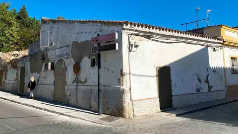 Edificio abandonado en la calle Taxdirt en Jerez de la Frontera