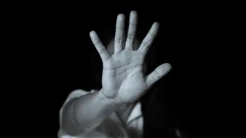 Agrede sexualmente a la hija de su pareja amenaz&aacute;ndola con un machete en Rota