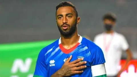 Carlos Akapo, defendiendo la camiseta de Guinea Ecuatorial