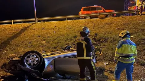 Un hombre ha muerto tras volcar el coche que conduc&iacute;a en Granada