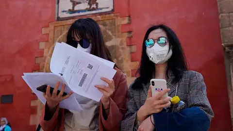 Turistas a las puertas del Real Alc&aacute;zar de Sevilla | EP