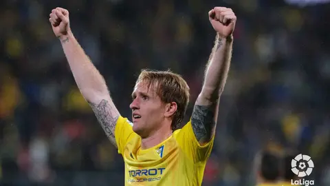 &Aacute;lex Fern&aacute;ndez celebra una victoria junto a la afici&oacute;n del C&aacute;diz CF