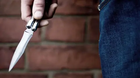 Un hombre ha apua&ntilde;alado a otro en la barriada de Rochelambert en Sevilla