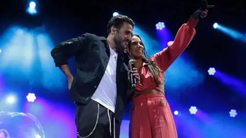 India Mart&iacute;nez jura amor eterno a Sevilla junto a Pastora Soler y Antonio Jos&eacute;