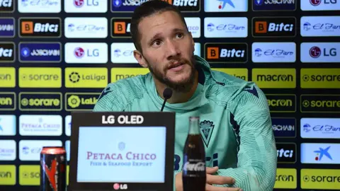 Conan Ledesma atiende a los medios en la ciudad deportiva del C&aacute;diz CF