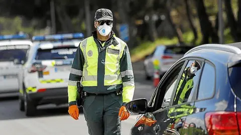Un guardia civil ha sido agredido por una mujer tras saltarse un control de drogas