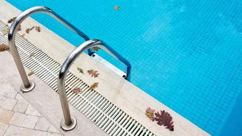 Muere un joven ahogado en una piscina en Marbella