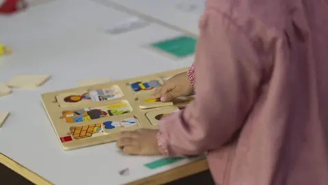 Un ni&ntilde;o juega en una guarder&iacute;a