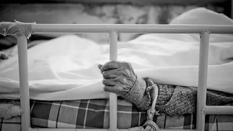 Un mayor atado sin permiso en una residencia de ancianos