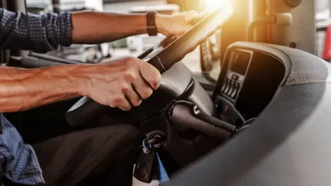 Un hombre conduce un cami&oacute;n