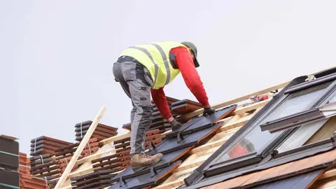 Un trabajador en un tejado