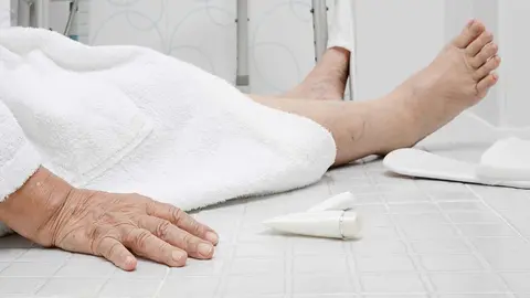 Encuentran a una abuela en Jerez en el suelo de su cuarto de ba&ntilde;o con una herida en la cabeza