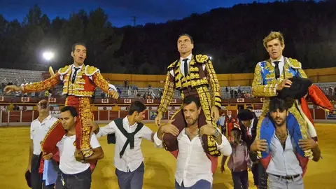 Los tres espadas a hombros