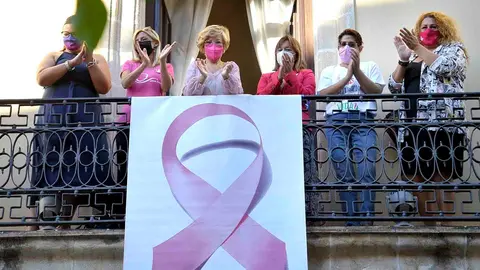Jerez se ti&ntilde;e de rosa para conmemorar el D&iacute;a del C&aacute;ncer de Mama