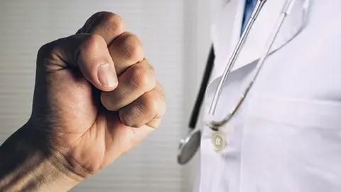 Un abuelo y su nieta han agredido a un m&eacute;dico en Granada