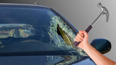 Luna rota con un martillo